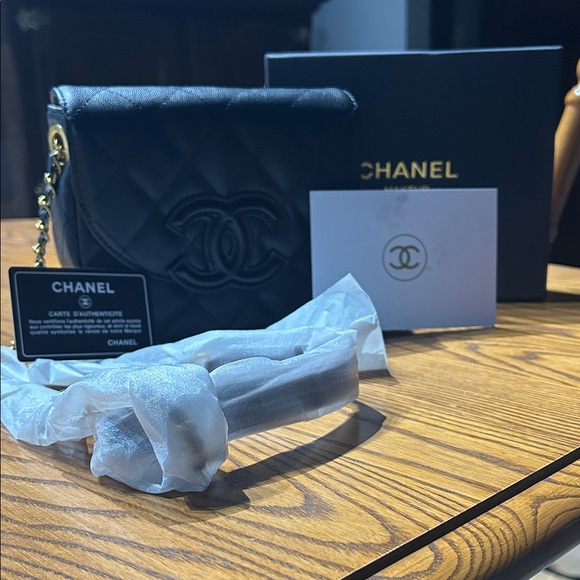 VIP/GWP/NOVELTY Handbags - Chanel Elegant Black Quilted Crossbody Bag with Gold Chain - VIP Gift